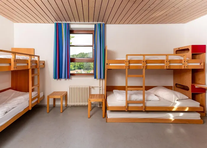 بيت شباب Burg Rabeneck *